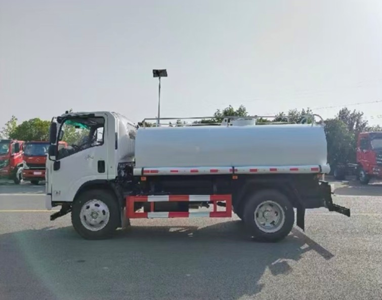 Водовоз ISUZU шасси 100P 5 м³ 4x2