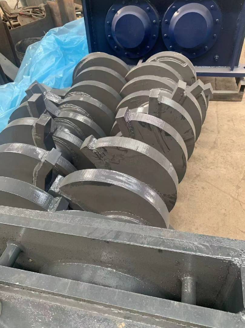 Запасные валы режущие на шредер U-MS250 включает два вала, а также основание