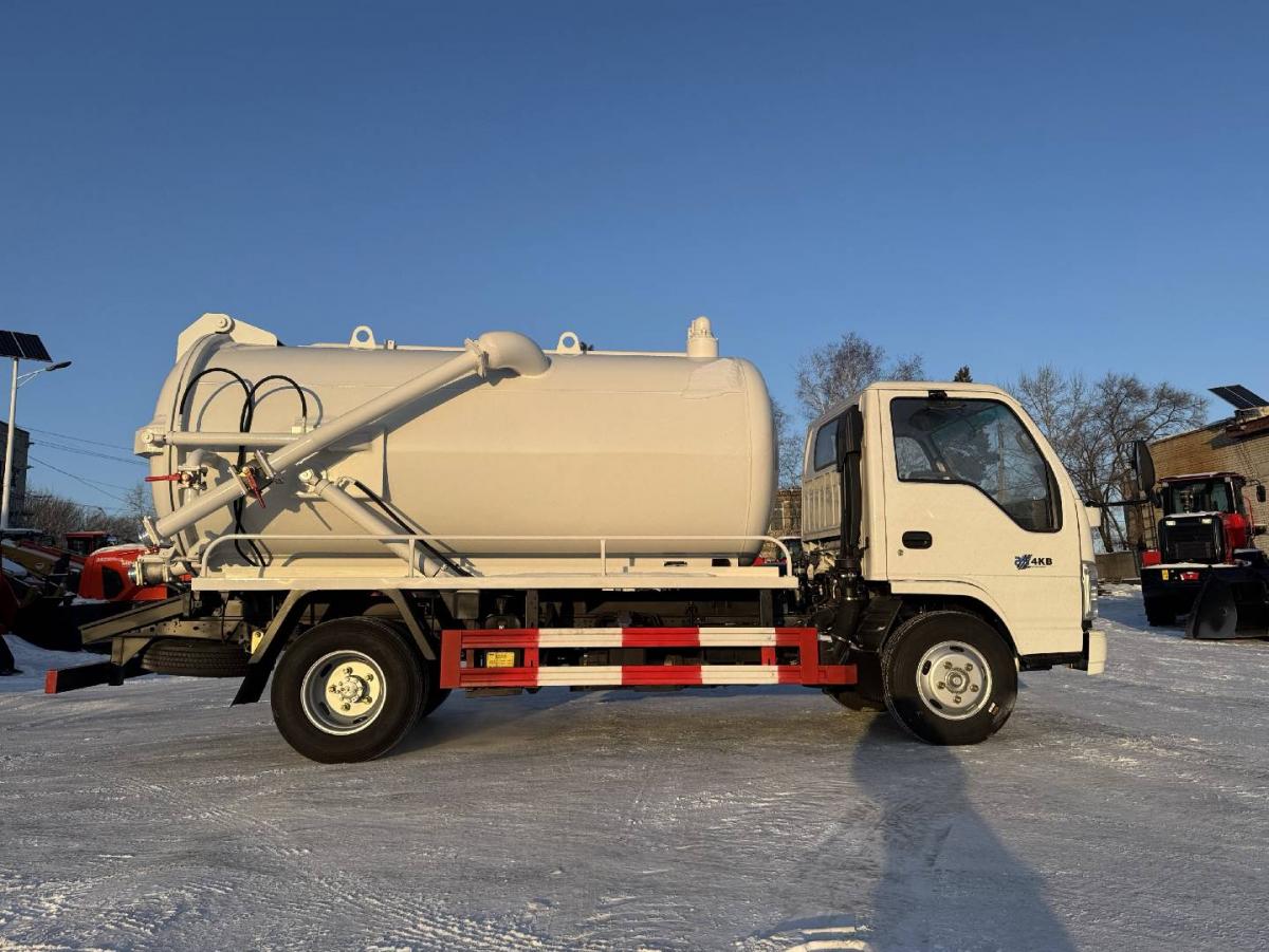 Ассенизаторская машина ISUZU ШАССИ 100P 6 м³ Задняя крышка с гидравлическим открытием