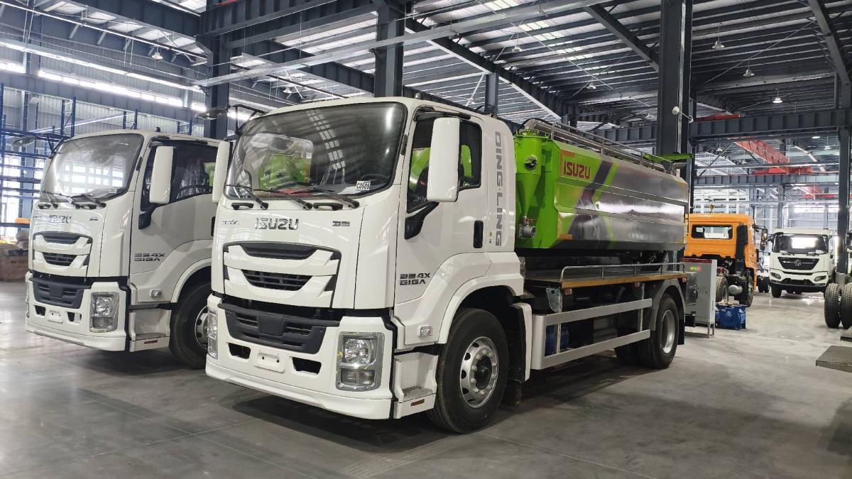 Комбинированная ассенизационно-канализационная машина ISUZU GIGA 8+4 м³ 4x2