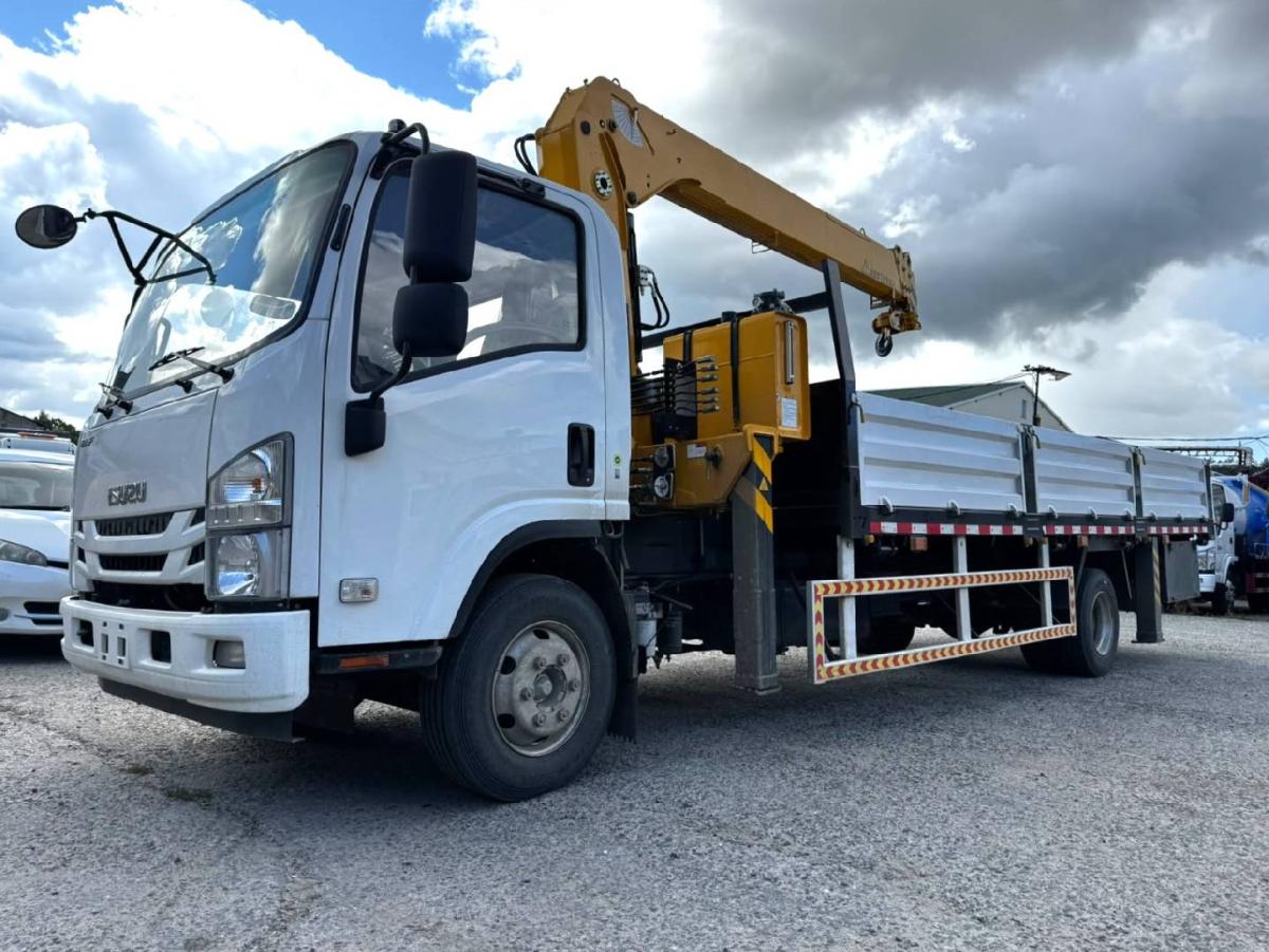 Бортовой грузовик ISUZU 700P ELF 4x2 (зад. борт г/п 7 т. ДВС 190 ЛС) с КМУ SQS157-4 (гп 6.3 т)