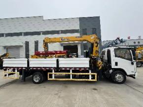 Бортовой грузовик ISUZU 700P ELF 4x2 (зад. борт г/п 7 т. ДВС 190 ЛС) с КМУ SQS157-4 (гп 6.3 т)